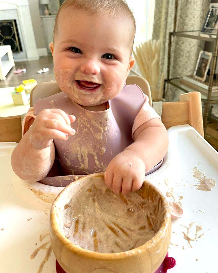 Bébé souriant pendant son repas