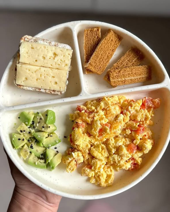 Repas pour bébé avec œufs, avocat et tartines