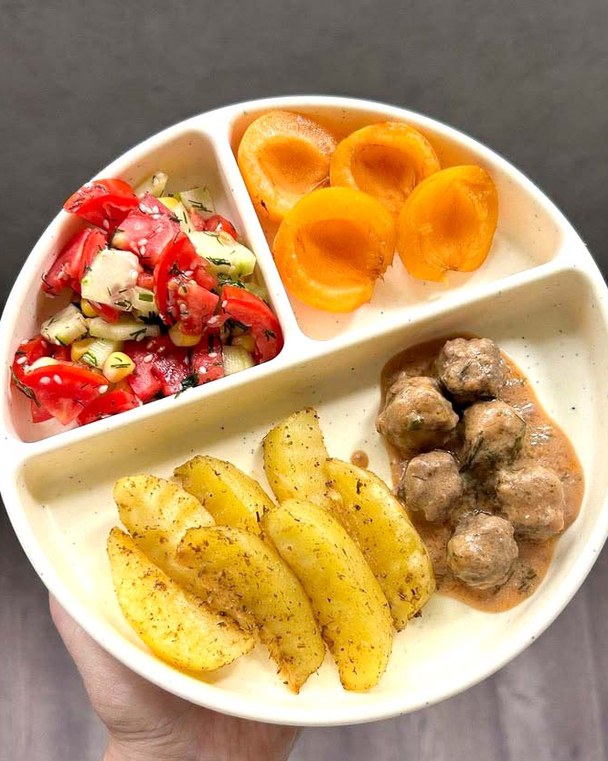 Repas complet pour enfant avec légumes, pommes de terre et boulettes