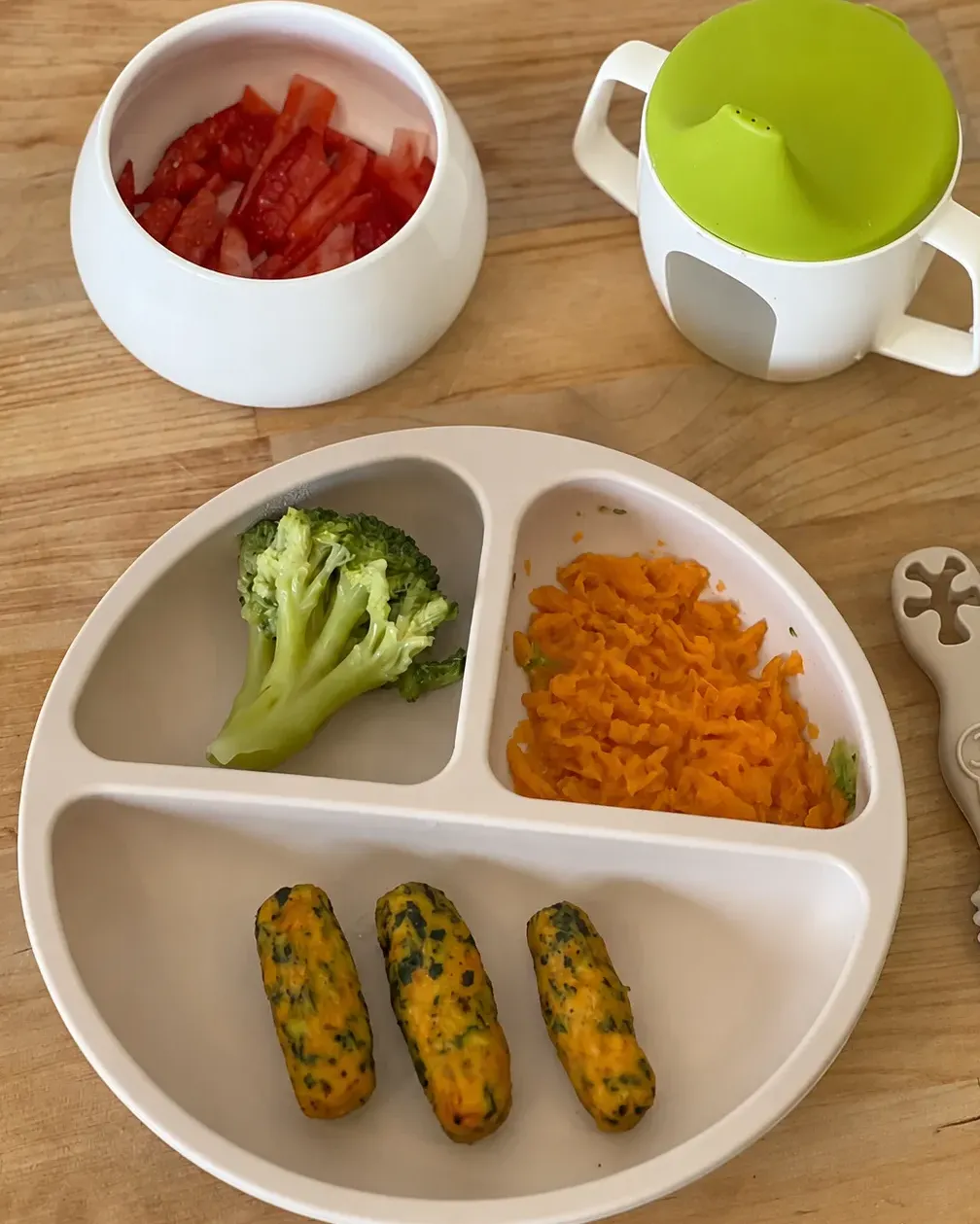 Assiette pour bébé avec légumes et bouchées maison