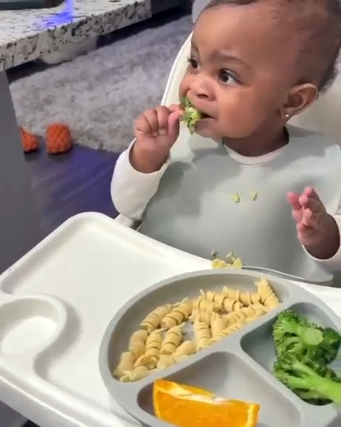 Bébé mangeant du brocoli de façon autonome